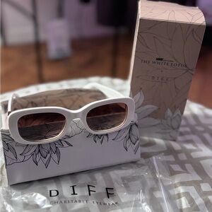 Diff White Lotus White Sunglasses